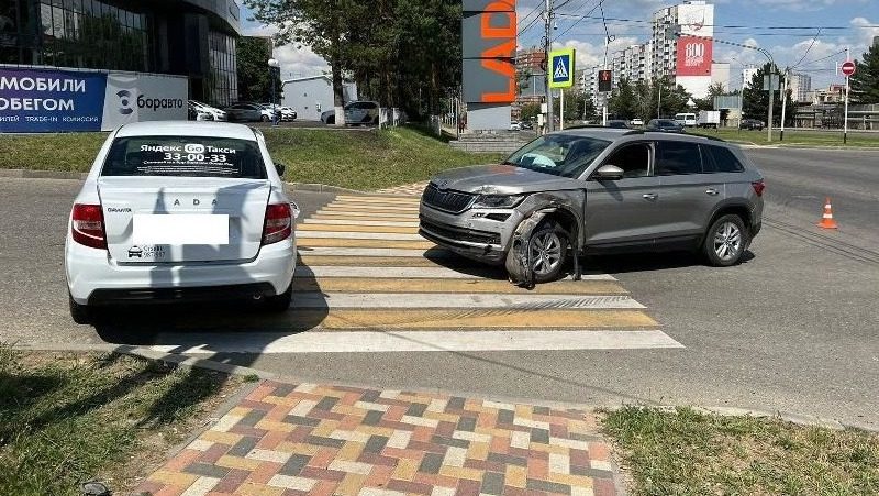 Два пассажира такси пострадали в Ставрополе при столкновении двух машин