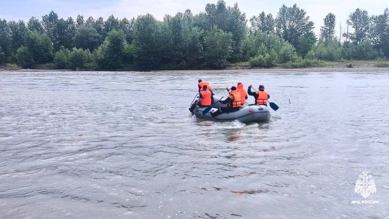 К поискам подростка на реке Кубань привлекли 13 единиц техники и водолазов