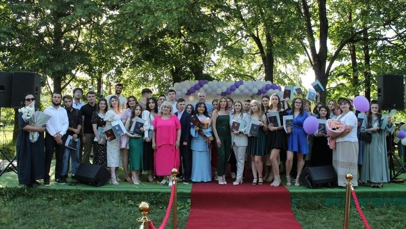 Молодым специалистам-медикам вручили дипломы в Ботаническом саду Ставрополя