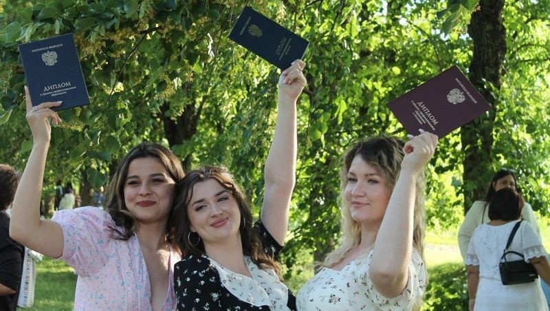 Молодым специалистам-медикам вручили дипломы в Ботаническом саду Ставрополя