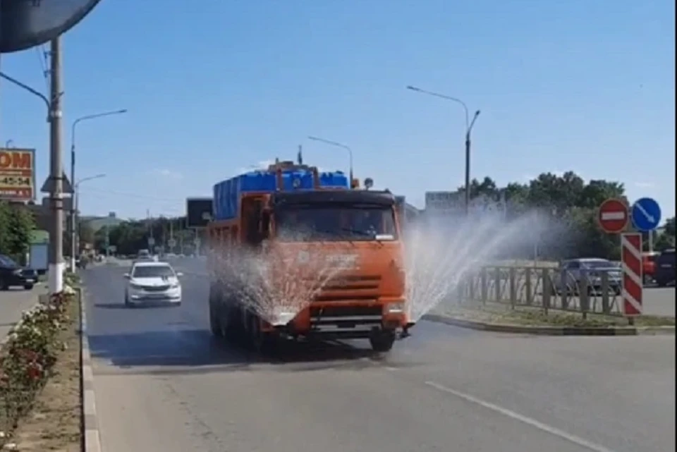 Невинномысские коммунальщики охлаждают в жару городские дороги0