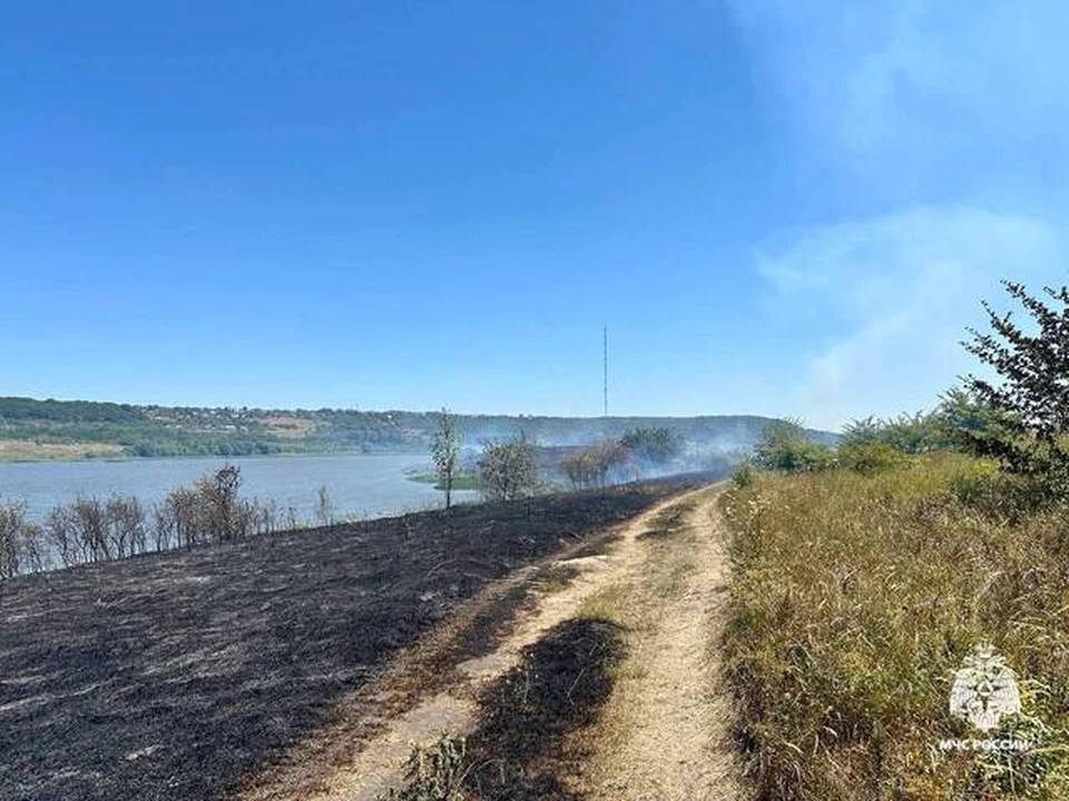 Около Ставрополя загорелось 10 гектаров сухой травы0