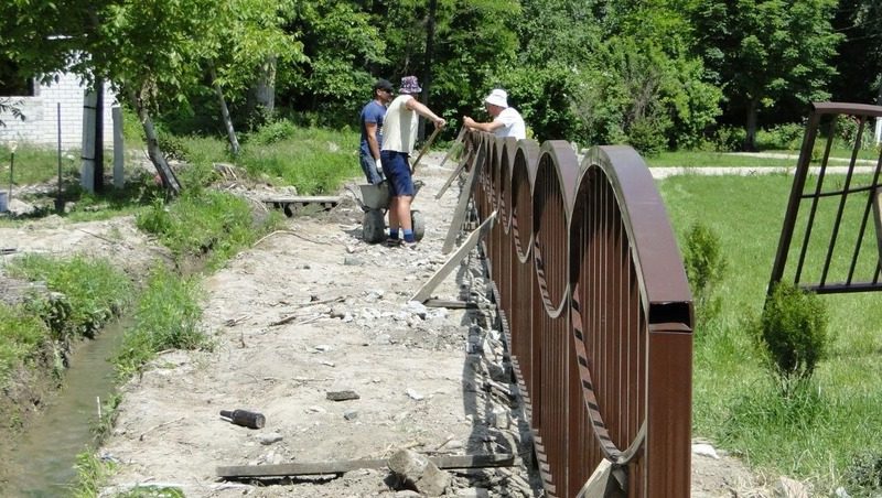 Площадь благоустроили в Кировском округе по губернаторской программе