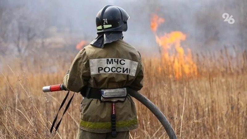 Пожар площадью 5 тыс. кв. м тушат огнеборцы в селе Минераловодского округа