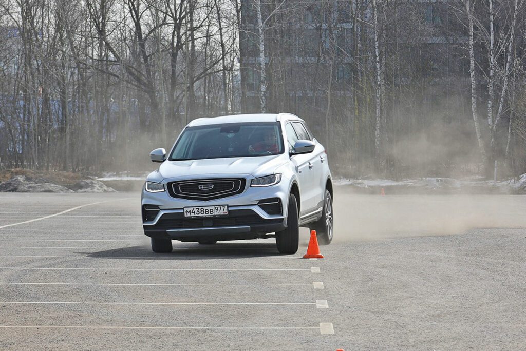 Сравнили Chery Tiggo 7 Pro Max и Geely Atlas Pro: результат удивил