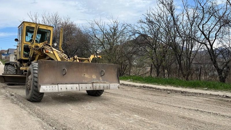 Сразу три улицы ремонтируют в станице Ессентукской по госпрограмме