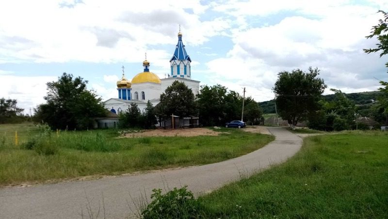 Территорию возле храма обновили в селе Петровского округа