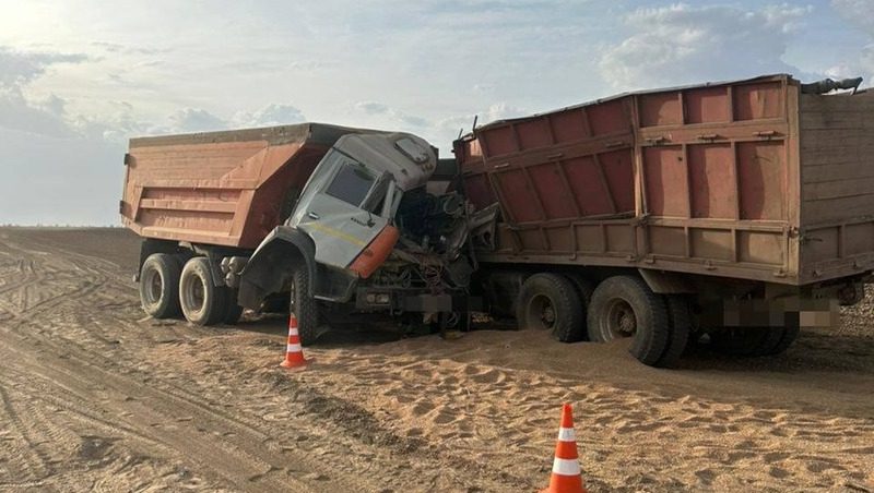 В Будённовском округе на поле столкнулись два КамАЗа