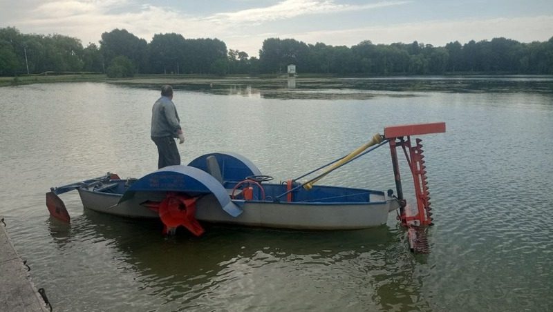 В Ессентуках чистят городское озеро от водорослей