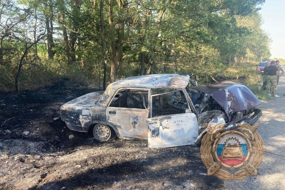 В КЧР машина врезалась в дерево и сгорела0