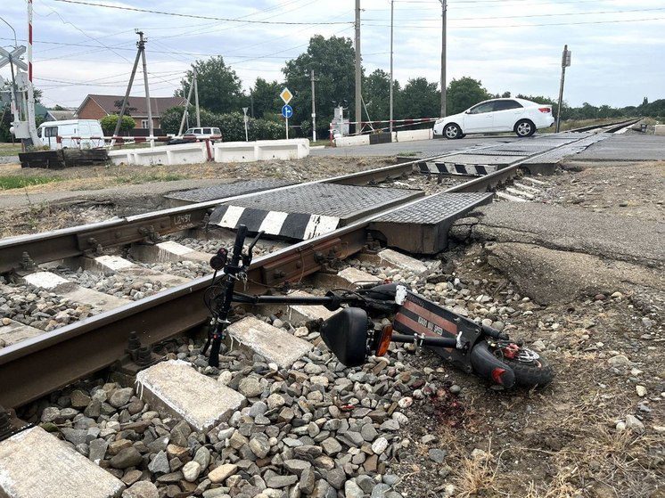 В Новоалександровске женщина на электросамокате попала под электричку