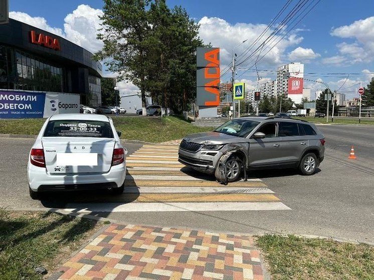 В Ставрополе в ДТП с такси пострадали два человека
