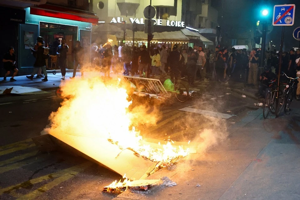 Во Франции начались беспорядки, левые активисты сталкиваются с полицией0