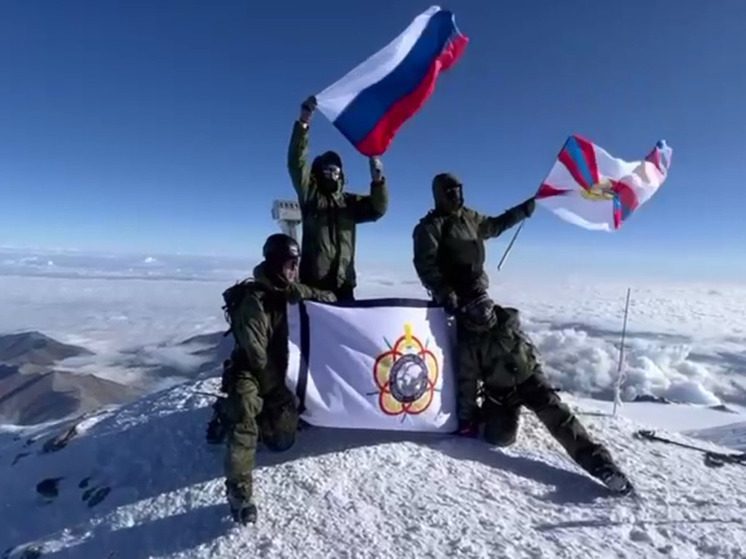 40 представителей иностранных государств совместно с россиянами-участниками СВО совершили восхождение на Эльбрус.