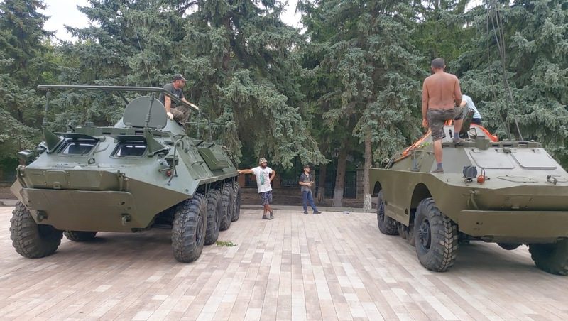 Военную технику установили возле Братской могилы в сквере памяти в Иноземцеве