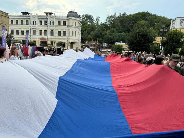 Бойцы СВО развернули 25-метровый флаг на главном Курортном бульваре Кисловодска