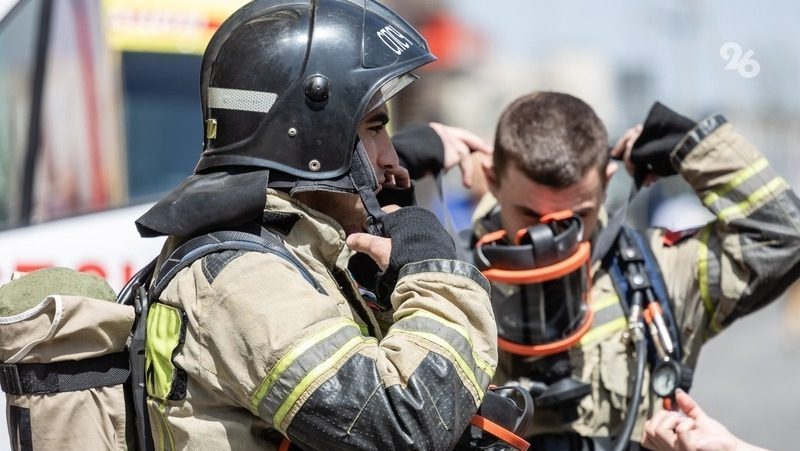 Более 20 пожарных тушат возгорание сухой травы в Михайловске