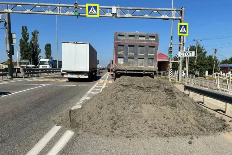 Из-за перегруза дальнобойщик из Ставрополя высыпал песок на трассу в Адыгее1