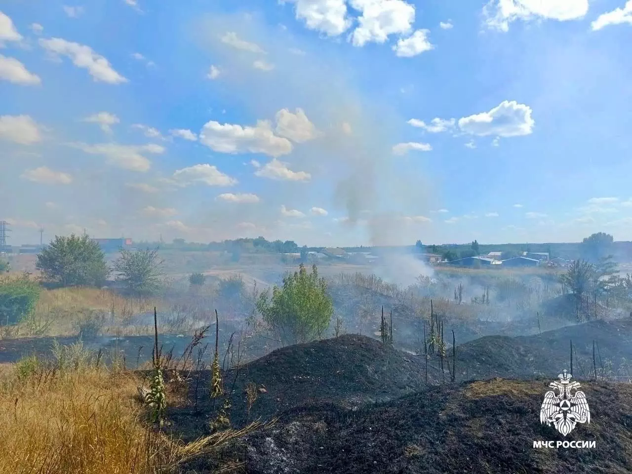 Крупный пожар больше не угрожает частным домам на Ставрополье2