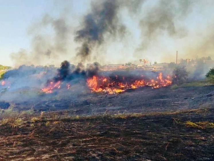 Крупный пожар случился в районе Старомарьевского шоссе в Ставрополе