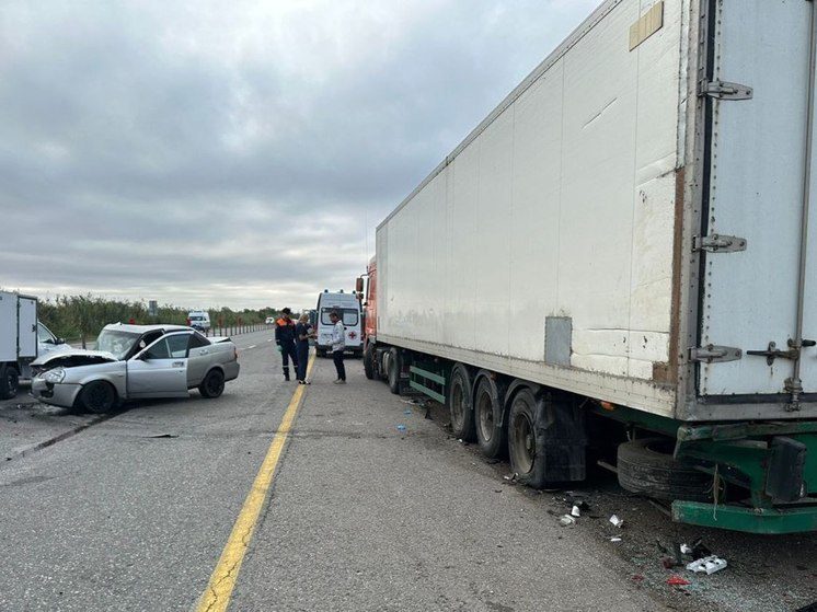 На Ставрополье водитель Приоры не справился с управлением и влетел в фуру, погиб пассажир