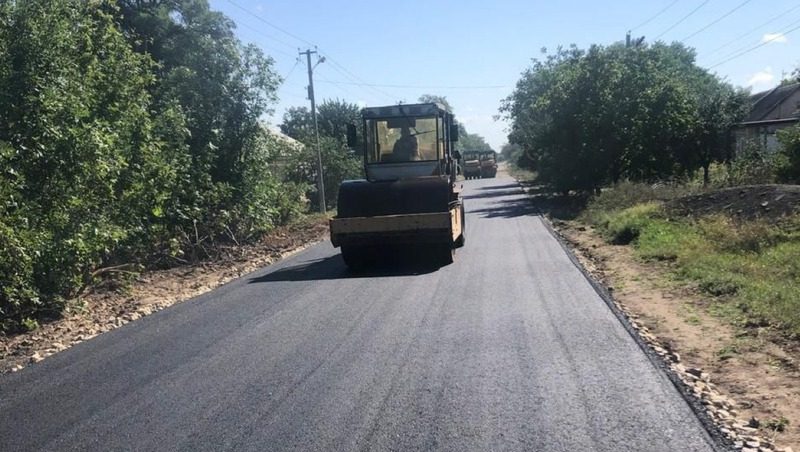 Новый асфальт уложили на дороге в селе Кугульта на Ставрополье