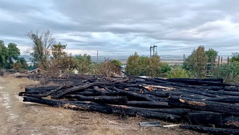 Огонь перекинулся с травы на дом в Предгорном округе