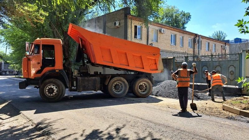 Первый слой асфальта укладывают на пришкольных дорогах Минераловодского округа