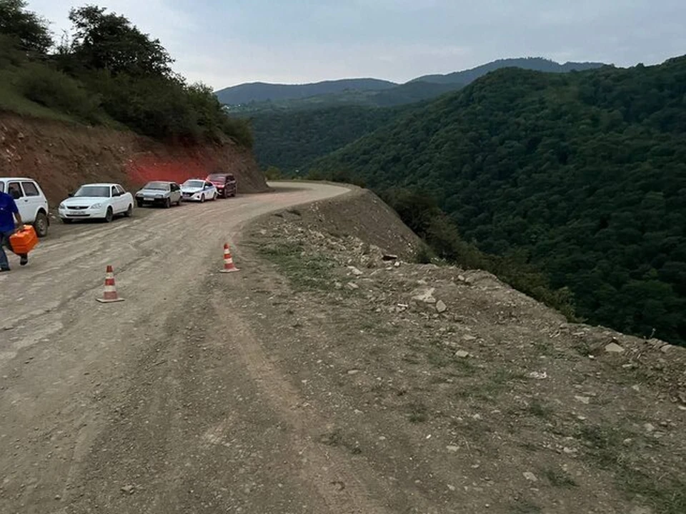 Подросток и женщина погибли в упавшей с обрыва машине в Дагестане0