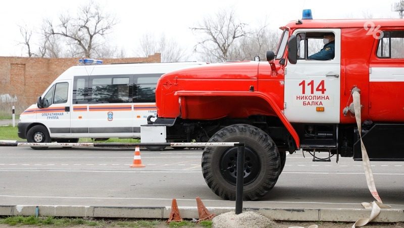 Пожарные ликвидировали огонь на крыше ТЦ в Пятигорске