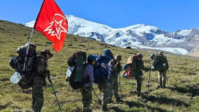 Ставропольские юнармейцы пронесли Знамя Победы вокруг Эльбруса