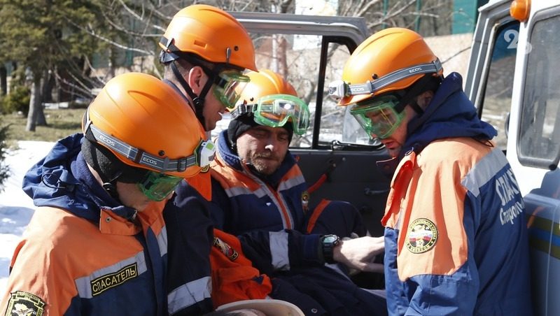 Туристы застряли в Домбае из-за сильного лесного пожара