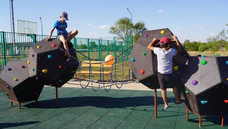 В Андроповском округе открыли новую детскую площадку