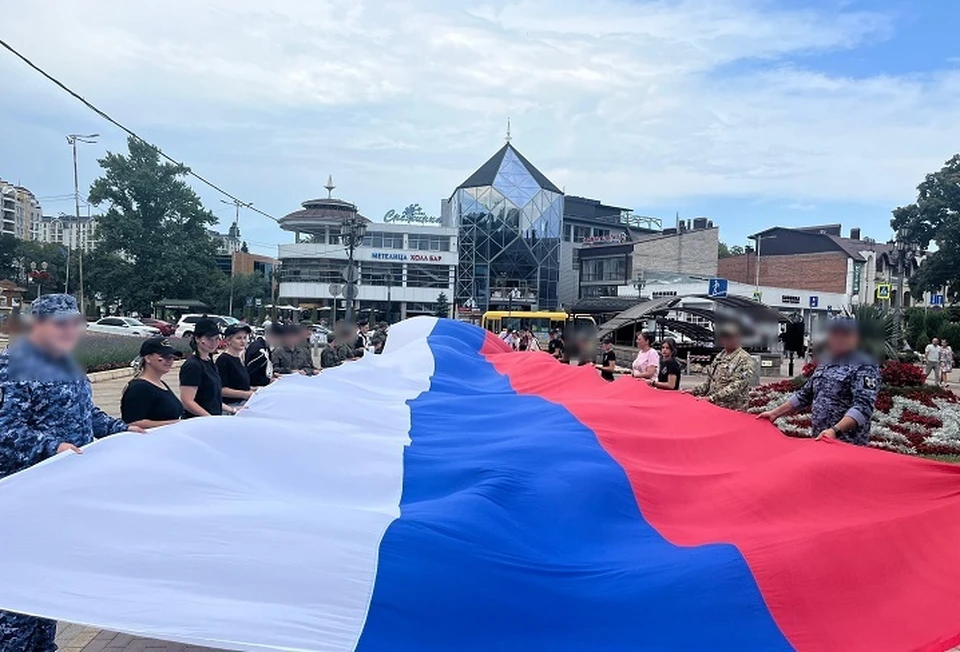 В Кисловодске бойцы СВО развернули 25-метровый флаг на Курортном бульваре0