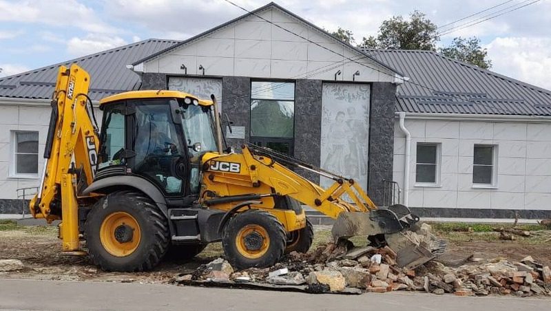 В Труновском округе облагораживают территорию ДК «Спутник»