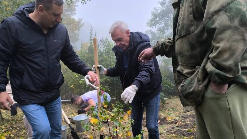 Актёры Сергей Жигунов и Александр Половцев высадили деревья в Железноводске