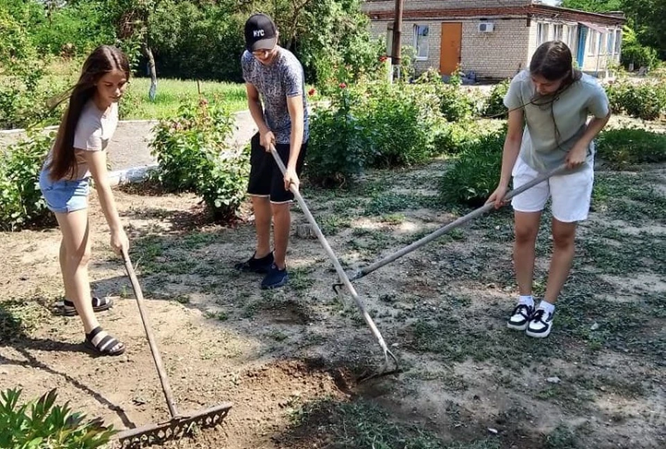 Более 100 школьников Степновского округа летом заработали свои первые деньги0