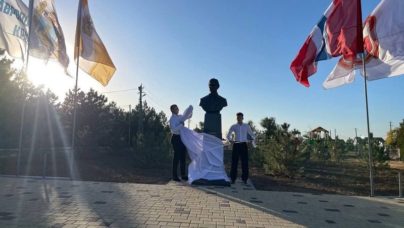 Главы Ставрополья и Омской области открыли памятник Сергею Манякину