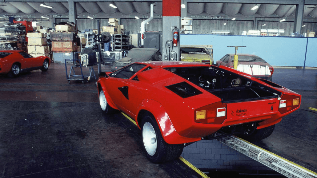 Lamborghini Countach V12 пятьдесят лет: легенда вновь на конвейере!