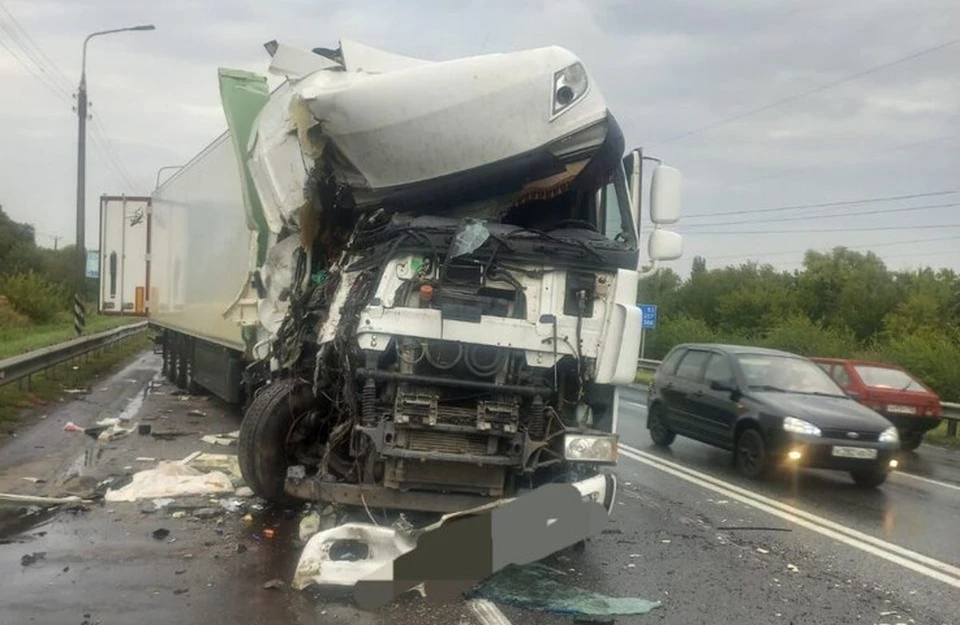 На трассе вблизи Невинномысска произошла попутная авария двух грузовиков0