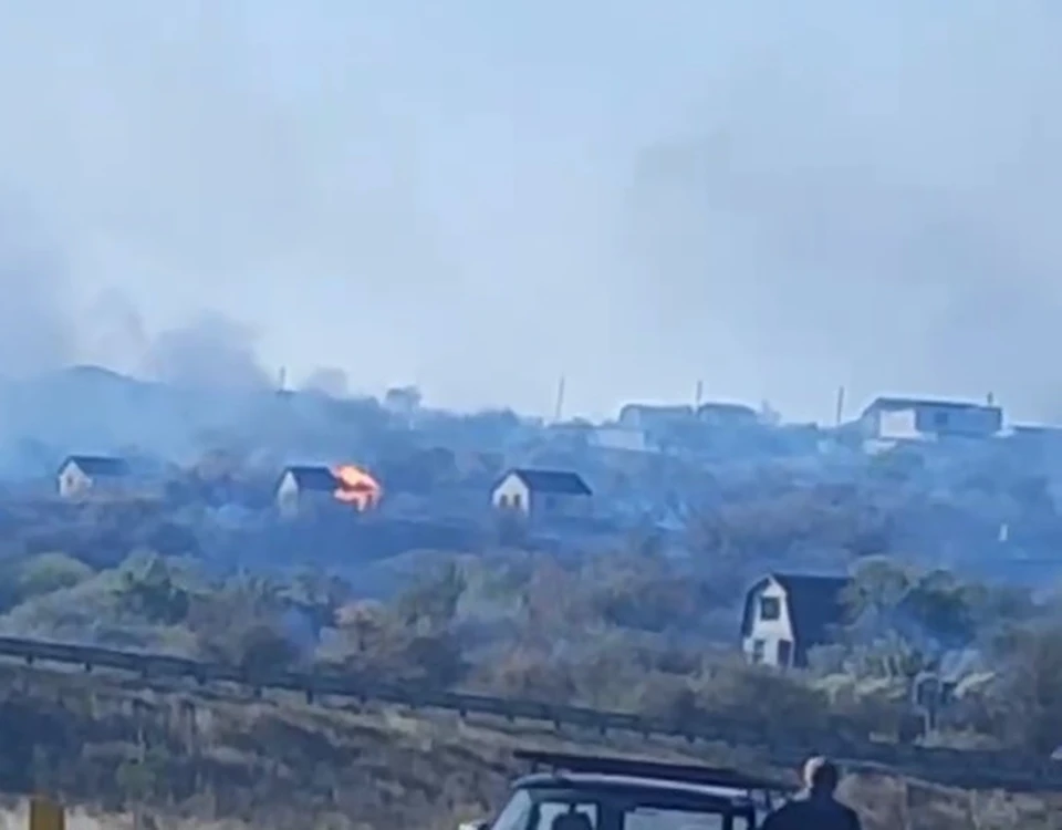 Огонь от загоревшейся сухой травы перебросился на постройки в Ставрополе0