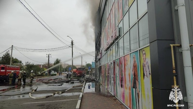 Пожар в торговом центре в Зеленокумске ликвидировали