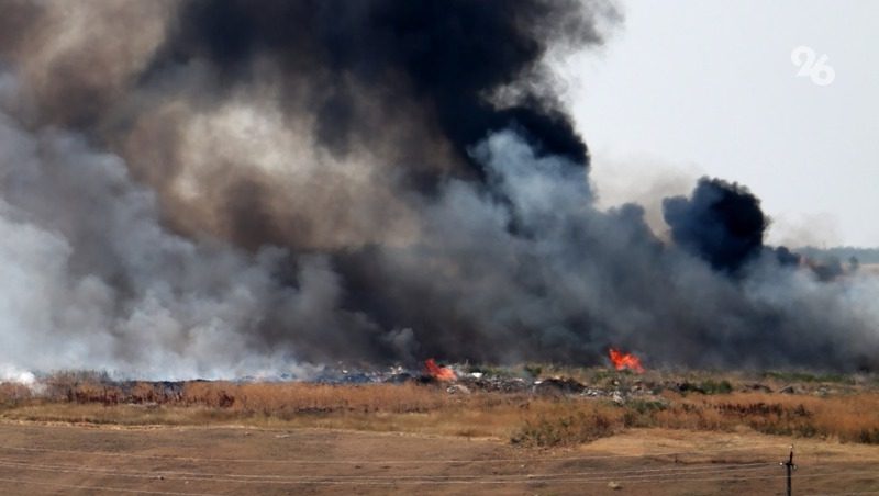 Сухая трава горит на востоке Ставрополя