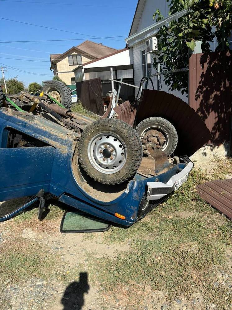 В Невинномысске подростки на угнанной Ниве попали в ДТП, пытаясь скрыться от полиции