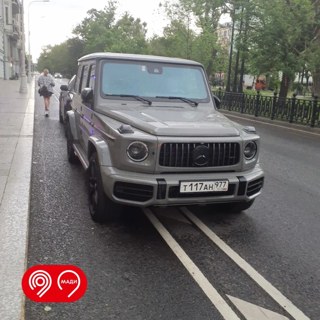 Владельцев дорогих авто наказали за парковку на велодорожках