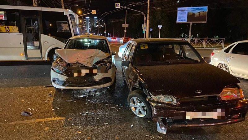 Водитель-лихач на ВАЗ врезался в «Ладу» на оживлённом перекрёстке в Ставрополе