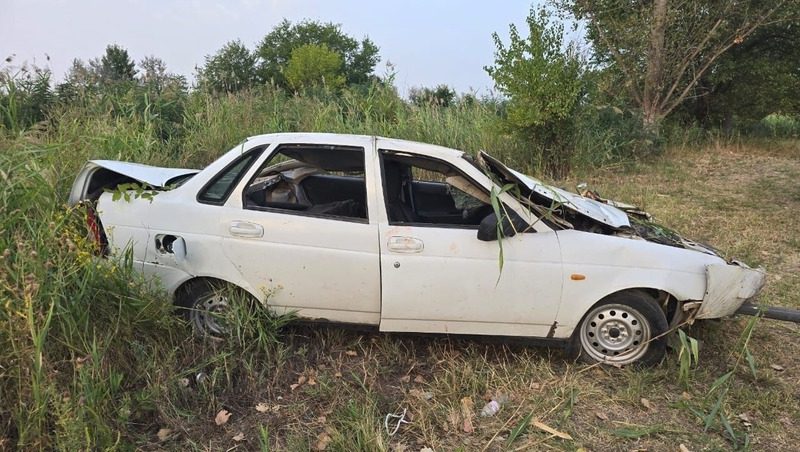 Водителя и пассажира перевернувшейся машины госпитализировали в Курском округе