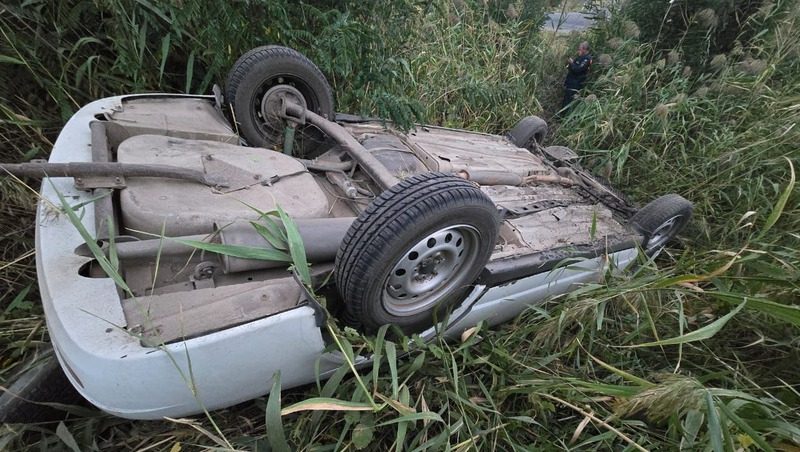 Водителя и пассажира перевернувшейся машины госпитализировали в Курском округе