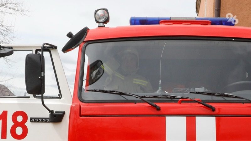 Гараж, хозпостройка и машина сгорели во время пожара в селе на Ставрополье