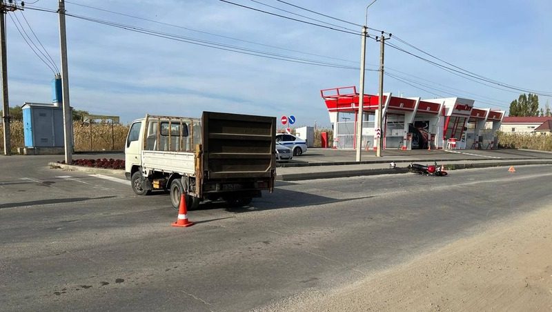 Грузовик и мопед столкнулись в Ставрополе